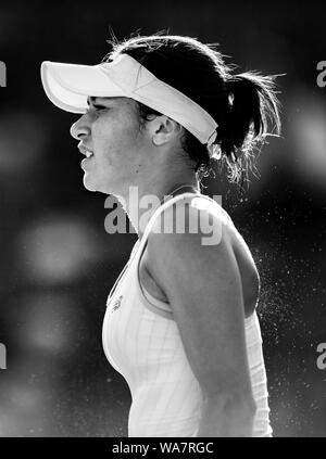 Heather Watson di Gran Bretagna sudorazione durante il tempo caldo durante il match con Varvara Lepchenko DI STATI UNITI D'AMERICA. Aegon International 2015, Eastbourne, Inghilterra, Foto Stock