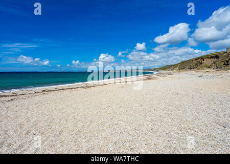 La bella spiaggia di ciottoli a pesca Gunwalloe Cove vicino Porthleven Cornwall Inghilterra UK Europa Foto Stock