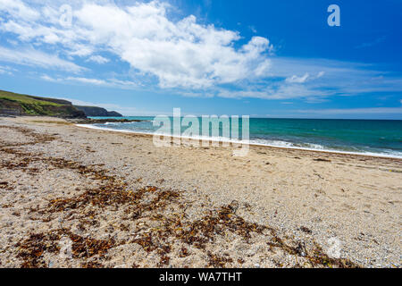 La bella spiaggia di ciottoli a pesca Gunwalloe Cove vicino Porthleven Cornwall Inghilterra UK Europa Foto Stock