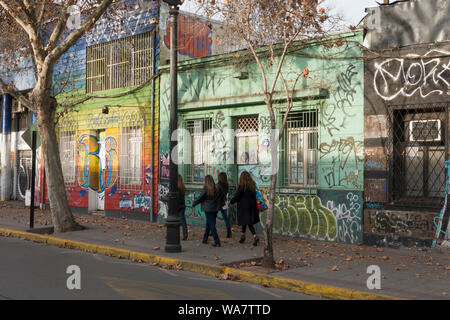 Scena di strada con diversi murales in Bellavista, Santiago del Cile Foto Stock