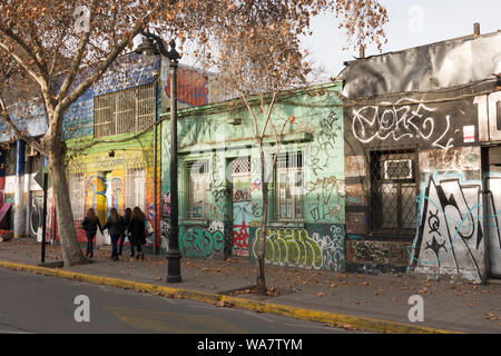 Scena di strada con diversi murales in Bellavista, Santiago del Cile Foto Stock