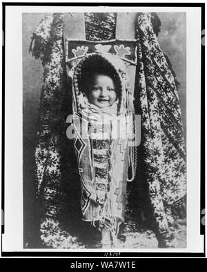 Bambino in cradleboard, eventualmente a Hampton Institute, Hampton, Va. Foto Stock