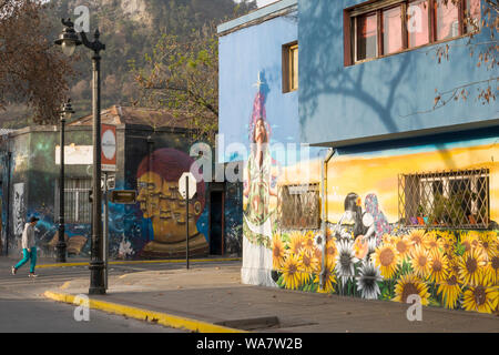 Scena di strada con diversi murales in Bellavista, Santiago del Cile Foto Stock