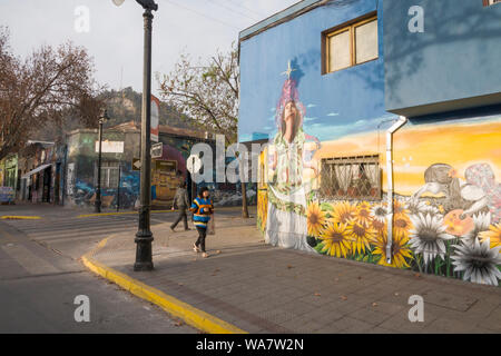 Scena di strada con diversi murales in Bellavista, Santiago del Cile Foto Stock