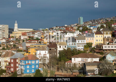 Tiered case sulle ripide colline di Valparaiso, Cile Foto Stock
