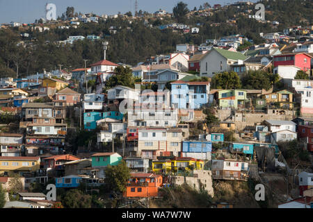 Tiered case sulle ripide colline di Valparaiso, Cile Foto Stock