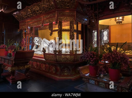 Buddha reclinato nel Tempio del Buddha di Giada, Shanghai, Cina Foto Stock