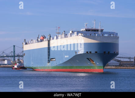 Immagine di un roll-on/roll-off nave mostrato in partenza dal Porto di Los Angeles. Foto Stock