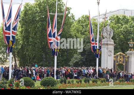 La folla si riuniscono per vedere la famiglia reale sul balcone a Buckingham palace Foto Stock