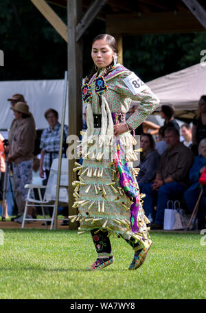 Settembre 3 2017 , Kee-Boon-Mein-Kaa Pow Wow in Dowagiac Michigan STATI UNITI D'AMERICA; una bella giovane nativo Amerircan donna indossa un jingle vestito come lei danze Foto Stock