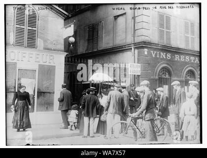 Dove bomba cadde in Rue Des Recollets; inglese: fotografia mostra danni bomba da aerei tedeschi, a Parigi in Francia all'inizio della Prima Guerra Mondiale. Foto Stock