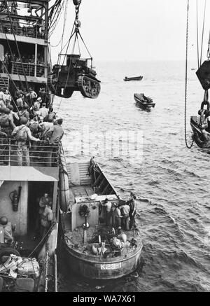 Gli sbarchi Guadalcanal-Tulagi, 7-9 agosto 1942. Un U.S. Marine Corps M2A4 Stuart luce serbatoio è issata dalla USS Alchiba (AK-23) in un LCM(2) landing craft, spegnere il Guadalcanal invasione sulle spiagge del primo giorno di sbarchi vi, 7 agosto 1942. Foto Stock