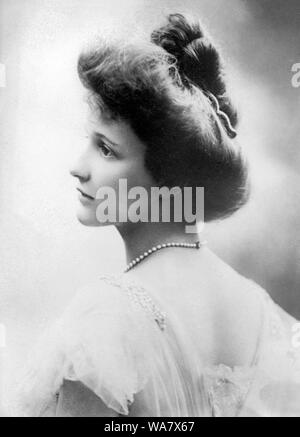 Nancy Astor, Nancy Witcher Langhorne Astor, Viscountess Astor, (1879 - 1964) americano-Nato uomo politico britannico e il primo elemento femmina del Parlamento (MP) a prendere il suo posto. 1908 Foto Stock