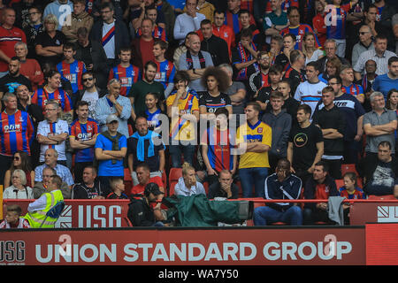 Il 18 agosto 2019 , Bramall Lane, Sheffield, Inghilterra; Premier League Football, Sheffield Regno vs Crystal Palace ; Crystal Palace tifosi guardare il credito di gioco: Mark Cosgrove/News immagini English Football League immagini sono soggette a licenza DataCo Foto Stock