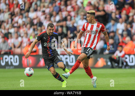 Il 18 agosto 2019 , Bramall Lane, Sheffield, Inghilterra; Premier League Football, Sheffield Regno vs Crystal Palace ; Callum Robinson (11) di Sheffield Regno passa la palla come James McArthur (18) di Cristallo Palace pressioni Credito: Mark Cosgrove/News immagini English Football League immagini sono soggette a licenza DataCo Foto Stock