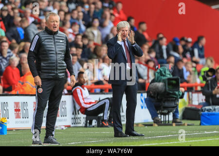 Il 18 agosto 2019 , Bramall Lane, Sheffield, Inghilterra; Premier League Football, Sheffield Regno vs Crystal Palace ; Roy Hodgson manager di Crystal Palace offre la sua squadra di credito istruzioni: Mark Cosgrove/News immagini English Football League immagini sono soggette a licenza DataCo Foto Stock