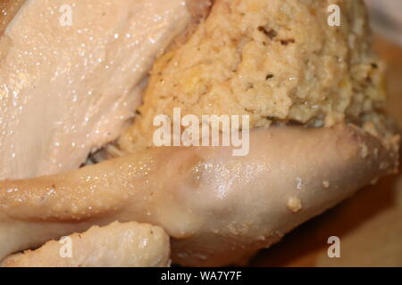 Tutto gustoso pollo farcito. Pollo arrosto Foto Stock