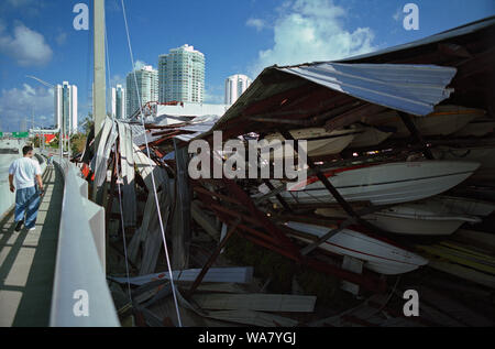 L'uomo passaggio barca multilivello per lo storage in Sunny Isles Beach (Miami, Florida, Stati Uniti d'America), danneggiato e crollò distruggendo molte barche e diversi veicoli parcheggiati dentro durante l uragano Wilma nell'ottobre 2005 Foto Stock