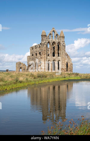 Whitby Abbey, un secolo XIII rovinato abbazia benedettina a Whitby, nello Yorkshire, Inghilterra, Regno Unito Foto Stock