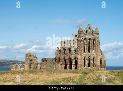 Whitby Abbey, un secolo XIII rovinato abbazia benedettina a Whitby, nello Yorkshire, Inghilterra, Regno Unito Foto Stock