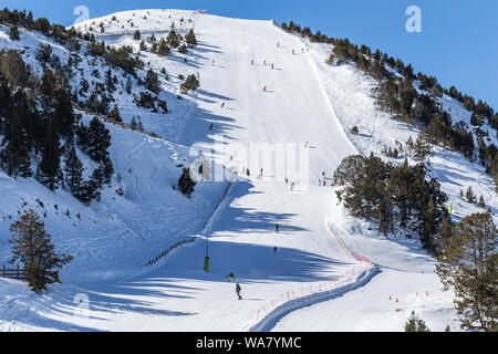 Vista di un ripido pendio di sci in una località turistica invernale nei Pirenei, Andorra. Foto Stock