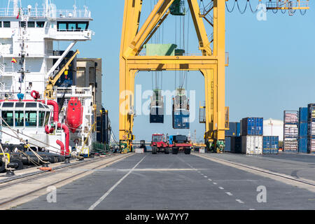Container per esportare e importare in Maritime Terminal. Foto Stock