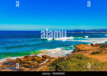 Splendido scenario d'acqua che colpisce le rocce e le scogliere il mare Foto Stock