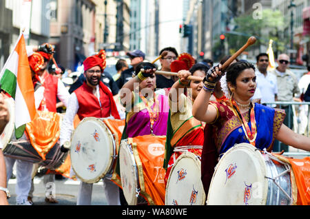 Migliaia di persone hanno partecipato alla 39th India parata del giorno per festeggiare l'indipendenza dell'India giorno lungo Madison Avenue su agosto 18, 2019 a New Yor Foto Stock