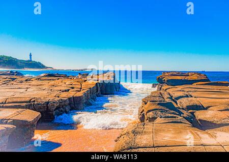 Splendido scenario d'acqua che colpisce le rocce e le scogliere il mare Foto Stock