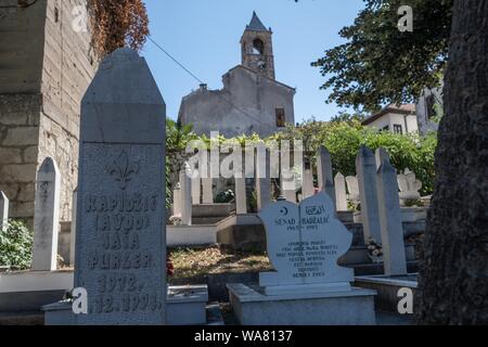 Agosto 17, 2019, Bihac, di Bosanska Krajina, Bosnia: Mostar si trova sul fiume Neretva ed è la quinta città più grande della Bosnia Erzegovina è il centro amministrativo del Cantone Herzegovina-Neretva..la popolazione della città è costituito da croati (48.4%); Bosniacchi (44,1%) e i serbi (4.1%) e ha la più grande popolazione di croati in Bosnia ed Erzegovina..dopo oltre venti anni dalla fine della guerra dei Balcani, Mostar, oggi è un importante destinazione turistica in Bosnia e Herzegovin provenienti da tutto il mondo. (Credito Immagine: © Matteo Trevisan/ZUMA filo) Foto Stock