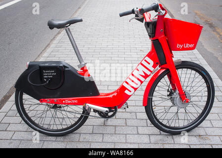 London, Regno Unito - Agosto 2019: Dockless JUMP red bicicletta elettrica azionata da Uber su un street nel centro di Londra. Foto Stock