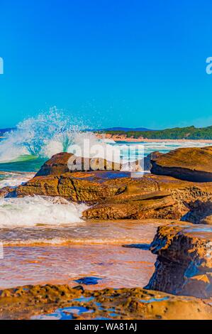 Splendido scenario d'acqua che colpisce le rocce e le scogliere il mare Foto Stock