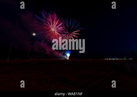 Fuochi d'artificio sul display alla fine della notte Foto Stock