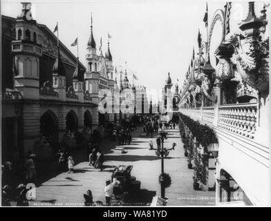 Edifici e passeggiata sopraelevata, il luna park di Coney Island, N.Y. Foto Stock