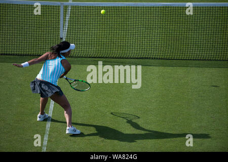 Heather Watson di Gran Bretagna in azione a giocare una mano sola diretti a net contro Varvara Lepchenko degli USA a Aegon International 2015 - Eastbou Foto Stock