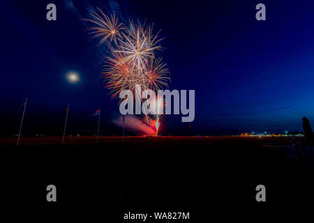 Abbagliamento di fuochi d'artificio nel cielo Foto Stock