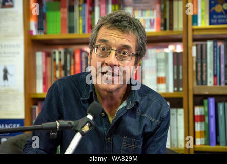 Oxford, Regno Unito. Il 17 agosto 2019. La nostalgia di casa - Scrittore e cantautore Catrina Davies in conversazione con la scrittrice e attivista ambientalista George Monbiot a Blackwells Bookshop. George Catrina impegnato in una conversazione che copre la sua vita in Cornovaglia che vivono in un capannone di stagno e come è venuto circa il Regno Unito crisi di alloggiamento e il suo nuovo libro, la Nostalgia di casa. Nella foto George Monbiot. Credito: Stephen Bell/Alamy Foto Stock