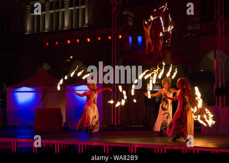 Il 7 luglio 2019. Teatr Akt (Akt Theathre) fuoco presso la parata di animatori (giocoliere Parade) durante la trentaduesima ULICA Festival di Teatro Foto Stock