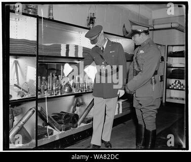 Punti di interesse dittatore cubano. Washington D.C., nov. 12. Mostrato attraverso il mondo museo della guerra ad Arlington anfiteatro oggi, Col. Fulgencio Batista, destra dittatore cubano, sembrava particolarmente interessati in manu tipi di proiettili come spiegato da parte del governo degli STATI UNITI Capo del Personale Malin Craig, 11/12/38 Foto Stock