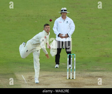 Londra, Regno Unito. 18 Agosto, 2019. Joe Denly di Inghilterra bowling durante la seconda Specsavers Ceneri Test Match, al Lords Cricket Ground, London, England. Credito: ESPA/Alamy Live News Foto Stock