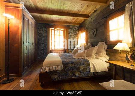 Baita di montagna interiore camera da letto shot, nessun popolo sono visibili Foto Stock