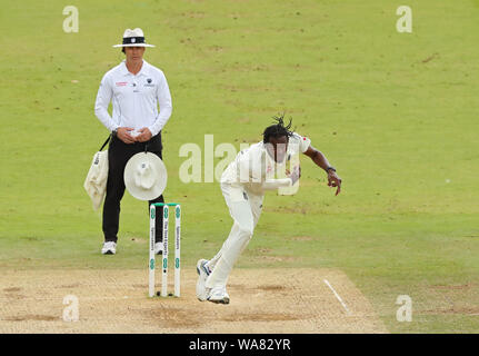 Londra, Regno Unito. 18 Agosto, 2019. Jofra Archer di Inghilterra bowling durante la seconda Specsavers Ceneri Test Match, al Lords Cricket Ground, London, England. Credito: ESPA/Alamy Live News Foto Stock
