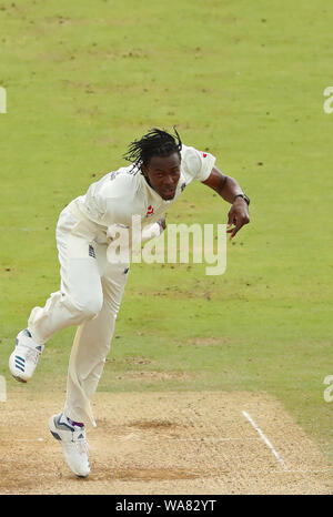 Londra, Regno Unito. 18 Agosto, 2019. Jofra Archer di Inghilterra bowling durante la seconda Specsavers Ceneri Test Match, al Lords Cricket Ground, London, England. Credito: ESPA/Alamy Live News Foto Stock