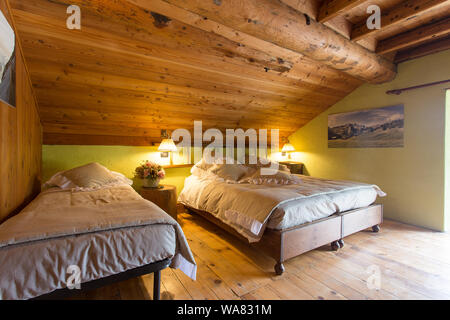Baita di montagna interiore camera da letto shot, nessun popolo sono visibili Foto Stock