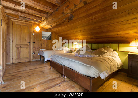 Baita di montagna interiore camera da letto shot, nessun popolo sono visibili Foto Stock