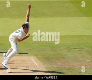 Londra, Regno Unito. 18 Agosto, 2019. Pat Cummins di Australia bowling durante la seconda Specsavers Ceneri Test Match, al Lords Cricket Ground, London, England. Credito: ESPA/Alamy Live News Foto Stock