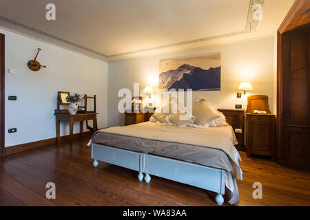 Baita di montagna interiore camera da letto shot, nessun popolo sono visibili Foto Stock