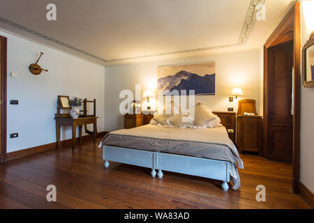 Baita di montagna interiore camera da letto shot, nessun popolo sono visibili Foto Stock