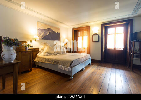 Baita di montagna interiore camera da letto shot, nessun popolo sono visibili Foto Stock