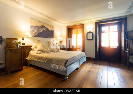 Baita di montagna interiore camera da letto shot, nessun popolo sono visibili Foto Stock